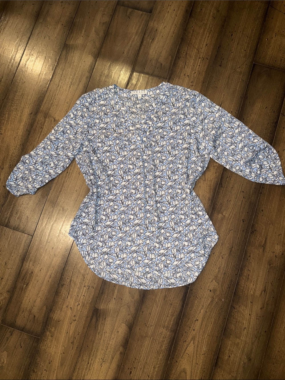 WOMEN’S LIGHT BLUE FLORAL PRINT 3-QUARTER LENGTH SLEEVE V-NECK TUNIC BLOUSE
